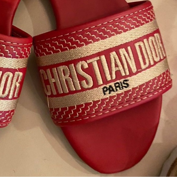 RED - Picture 4 of 4